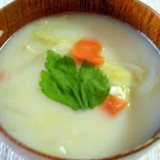 白菜と人参の鶏ガラ塩糀入りミルクスープ